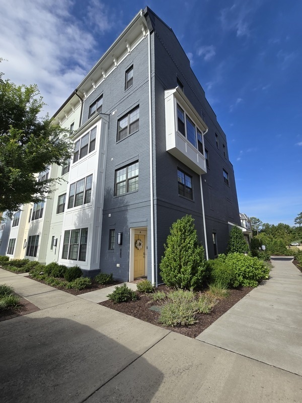 Building Photo - 2010 Libbie Lake W St