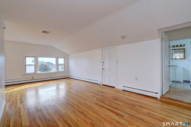 Foto del edificio - 83 Hawley Ave