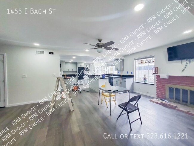 Building Photo - Large Quiet Single Family House with Centr...