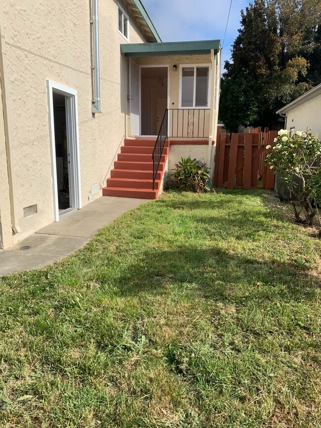 Building Photo - 5728 Alameda Ave