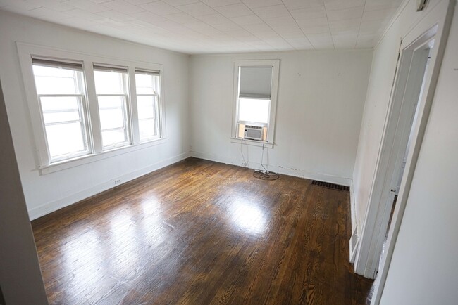 Building Photo - 826 Pennoyer Ave