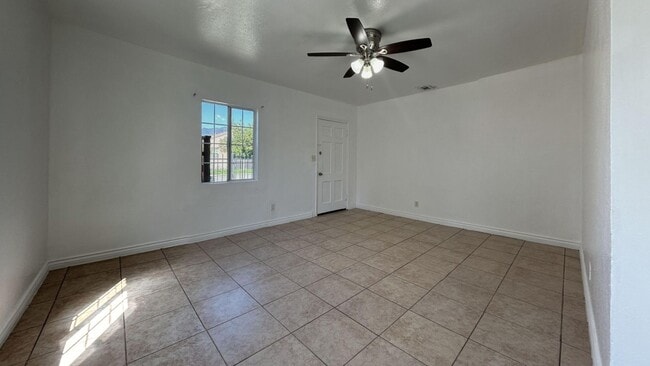 Building Photo - PRICE REDUCTION!! Cozy 2 Bedroom, 1 Bathro...