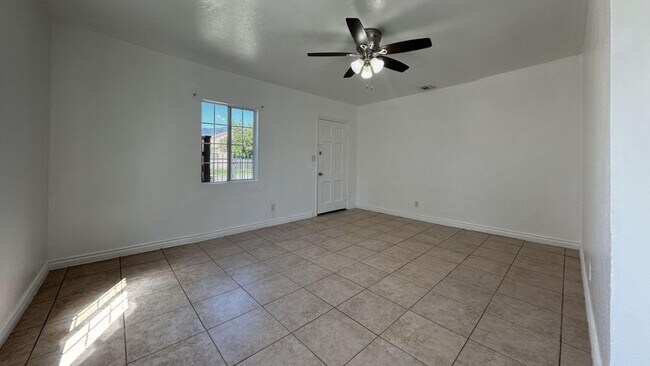 Foto del edificio - PRICE REDUCTION!! Cozy 2 Bedroom, 1 Bathro...
