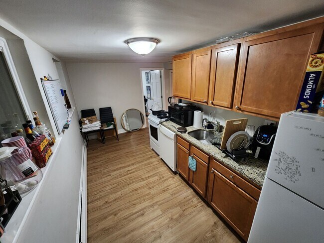 Building Photo - 3 bed 1 bath apartment steps away from the...