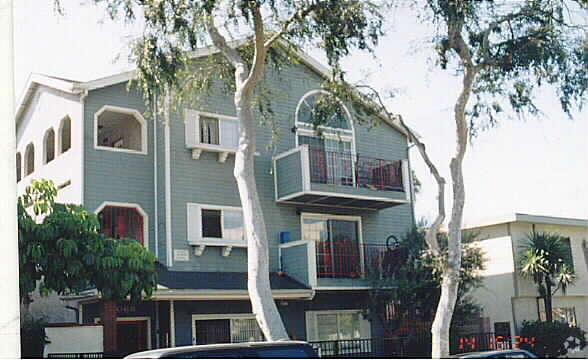 Building Photo - 1069 Raymond Ave