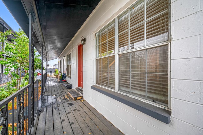 Building Photo - Renovated Seminole Heights Townhome with Laundry Included