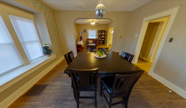 Foto del edificio - Located Near K-State Campus & Aggieville + Washer & Dryer + Pet Friendly! Available August 1st!