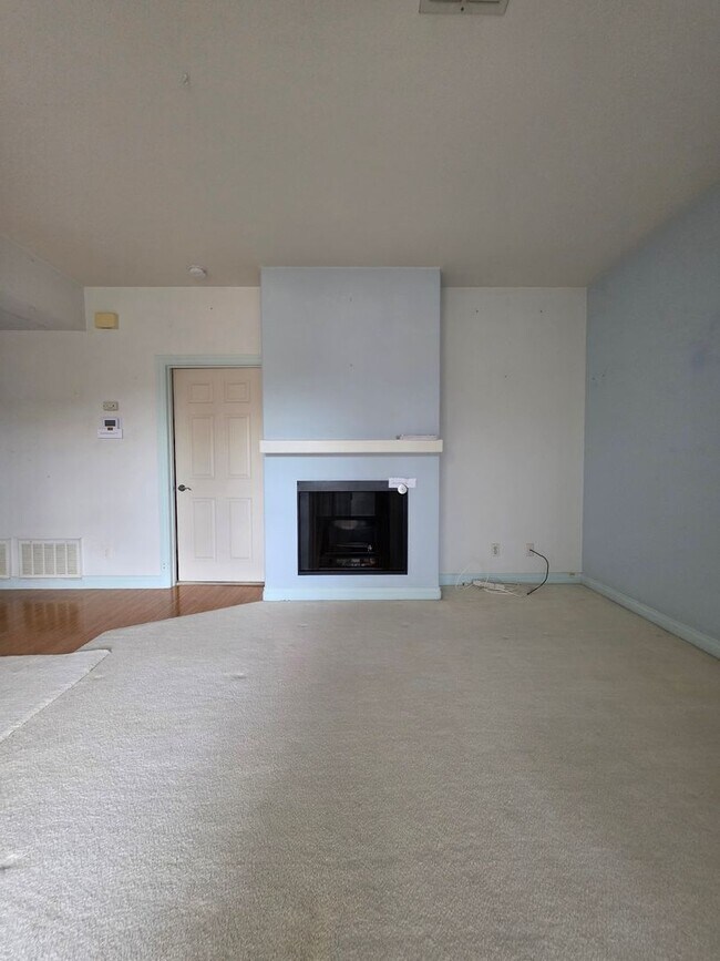 Foto del edificio - Sabre Springs Second-Floor Condo