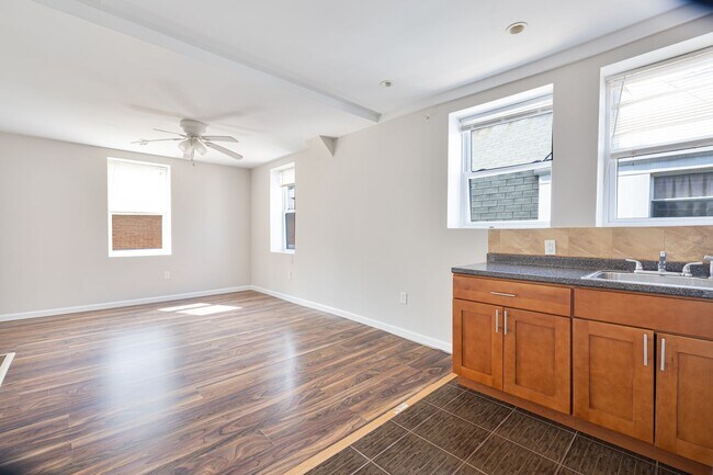 Building Photo - 544 S 49th St