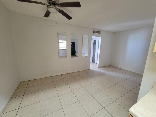 Foto del edificio - 1100 NE 1st Ct