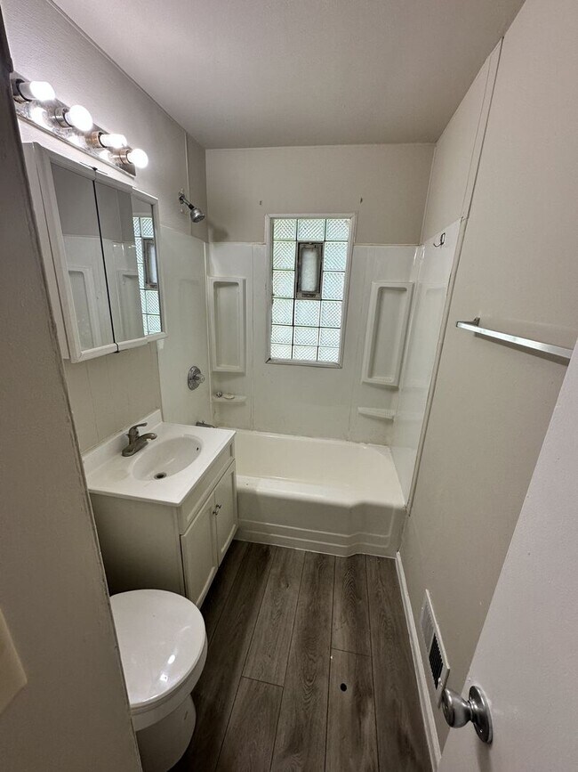 Building Photo - Stunning 2 bedroom Accepting Section 8