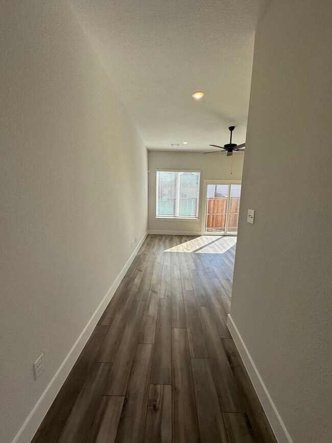 Foto del edificio - 700 N William E Crawford Ave