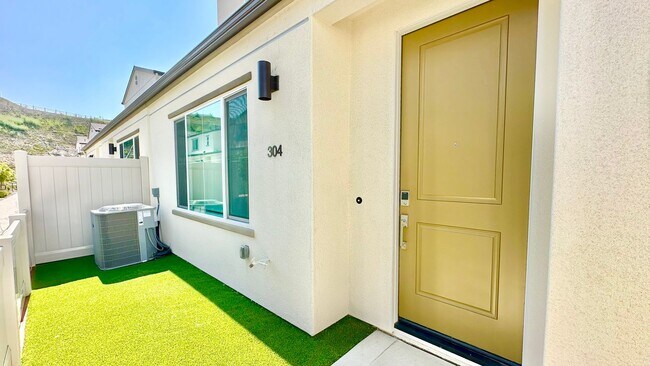 Building Photo - Beautiful, Newer Construction Home in Desi...