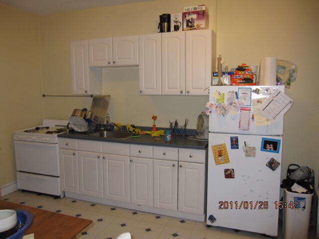 Building Photo - Davis Sq.5/1 Sunny 2nd floor  HT HW incl