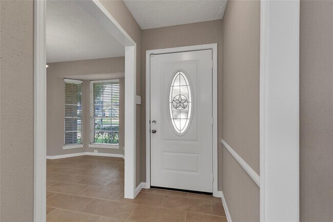 Building Photo - 1811 Quail Valley E Dr