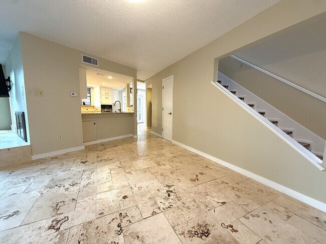 Foto del edificio - 3-2.5-2 Town home on the Historic Bricks of Camp Bowie
