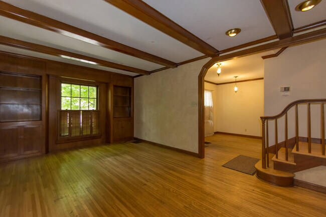 Building Photo - 321 S Eastside Dr