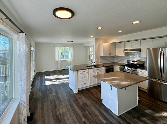 Building Photo - 4949 Tesla Cir