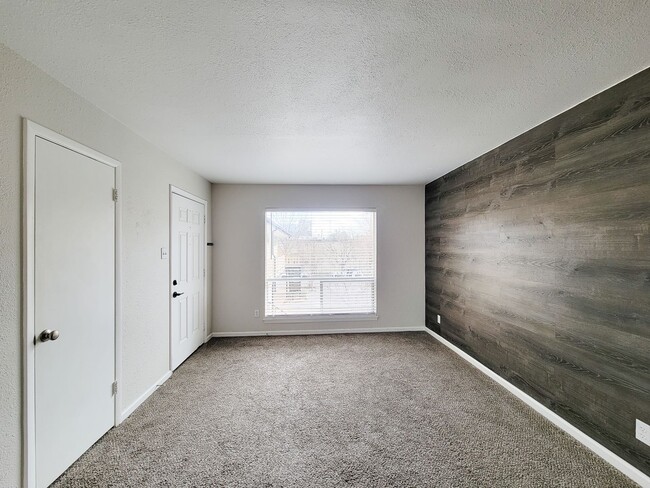 Building Photo - Completely renovated in the heart of Montrose. Spacious 1 bedroom 1 bath condo, upstairs corner u...