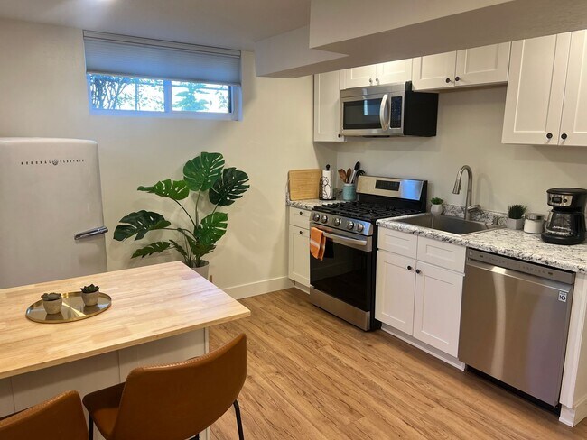 Building Photo - Charming 1 Bedroom Basement Apartment in M...