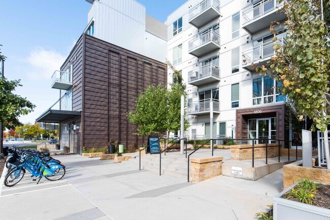 Building Photo - 1800 Lake Apartments