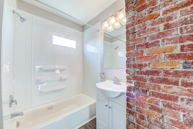 Foto del edificio - AVAILABLE JULY 2026 - MT. WASHINGTON 4 Bedroom + 3 Bath Home w/ OFF-STREET PARKING