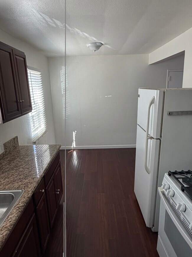 Foto del edificio - 2616 crestmoore pl