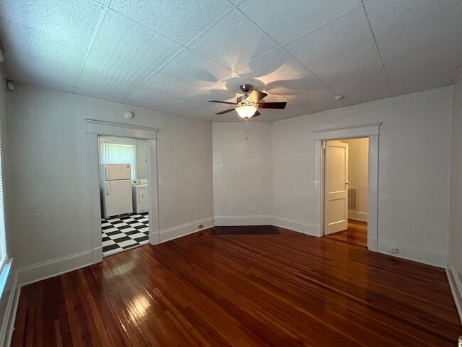 Building Photo - 1308 W Chapel Hill St