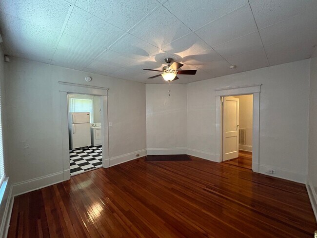 Foto del edificio - 1308 W Chapel Hill St