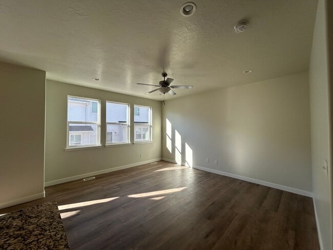 Building Photo - 3 Bedroom 2.5 Bathroom Townhome in Lehi!
