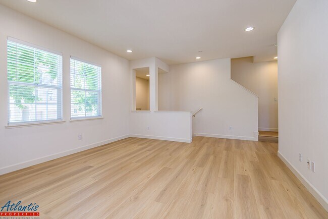 Foto del edificio - Communications Hill | LVP Flooring | Central A/C