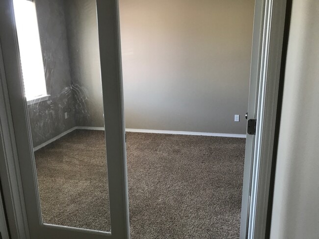 Building Photo - 1740 SW Panorama Dr