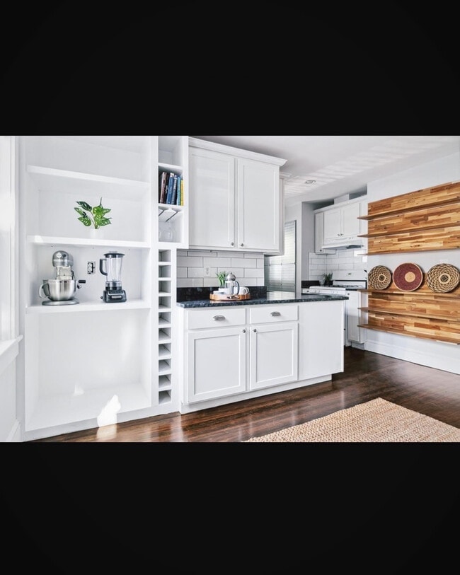 Kitchen - 64 Brent St