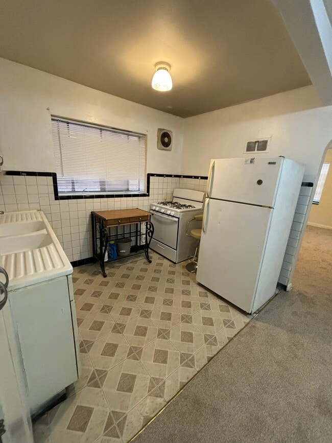 5318 Kitchen - 5318 Miami St