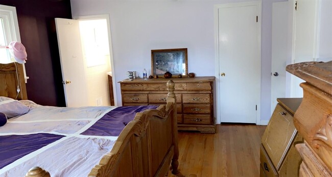 Building Photo - 4 bed 2 bath