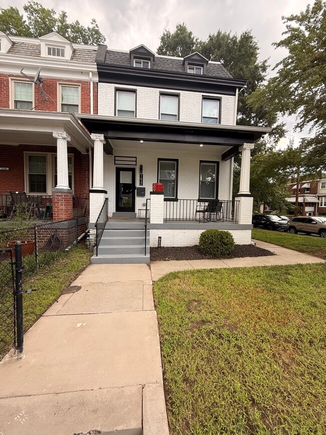 1632 T St SE