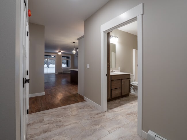 Building Photo - 653 Lake Forest Cir