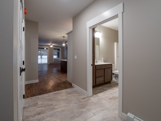 Foto del edificio - 653 Lake Forest Cir