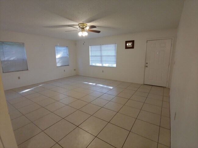 Foto del edificio - Nice 2 bed/ 2 bath/ 1 car garage near SRQ Airport - Ringling Museum Area