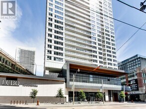 Building Photo - 19 Bathurst St
