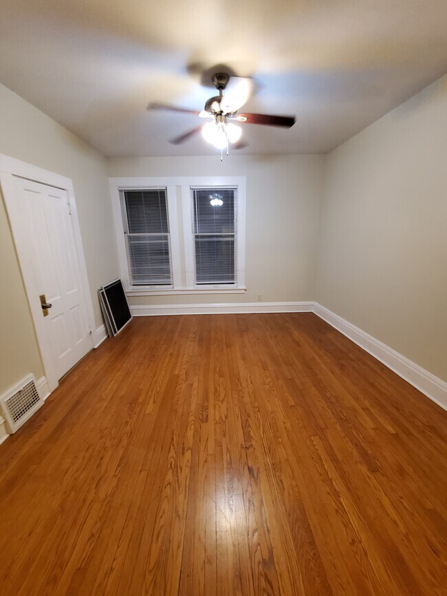 Building Photo - Charming 3BED/1BATH Riverwest Upper Unit