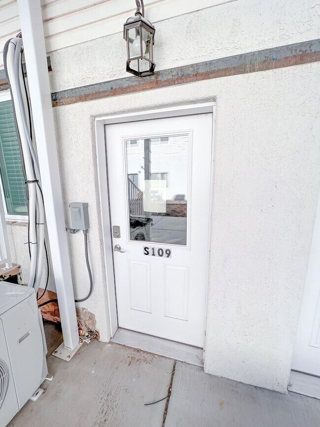 Building Photo - S109 Gemstone Properties - studio apartment *utilties included*