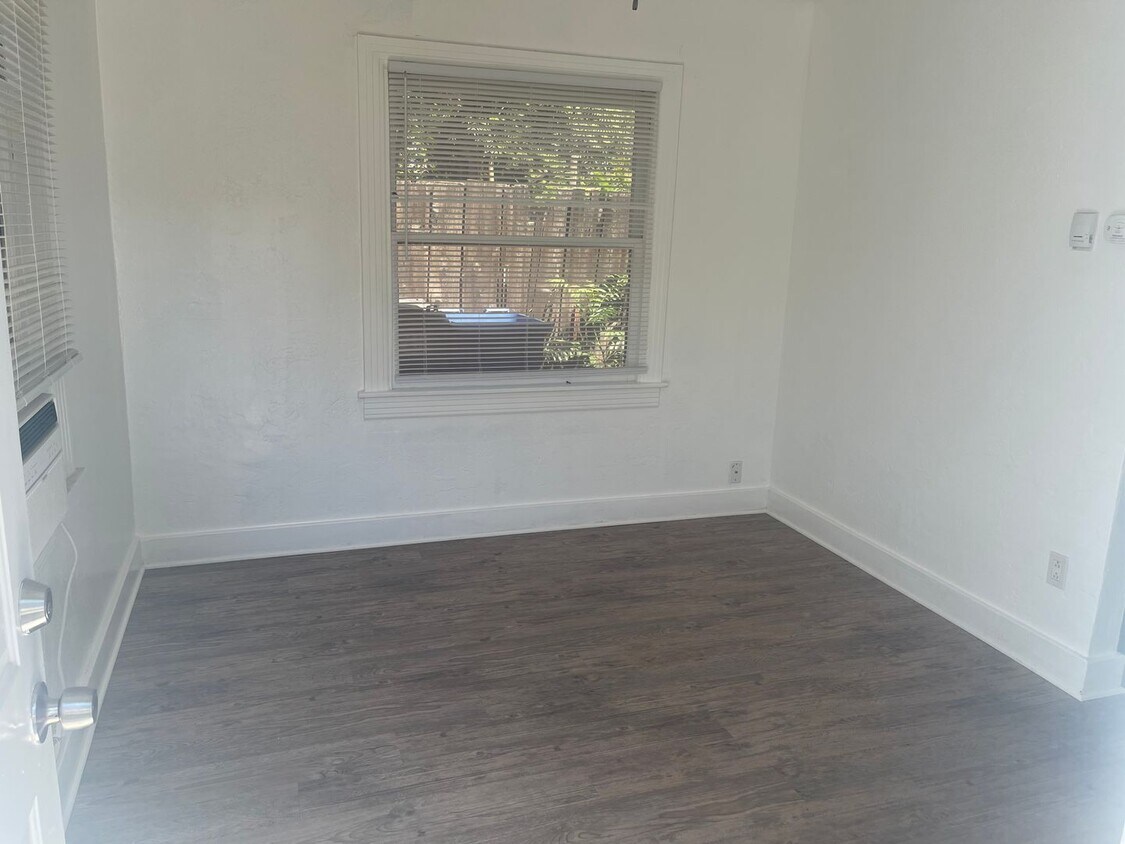 423 N Center St Unit 413 North Center Street, Turlock, CA 95380 Room