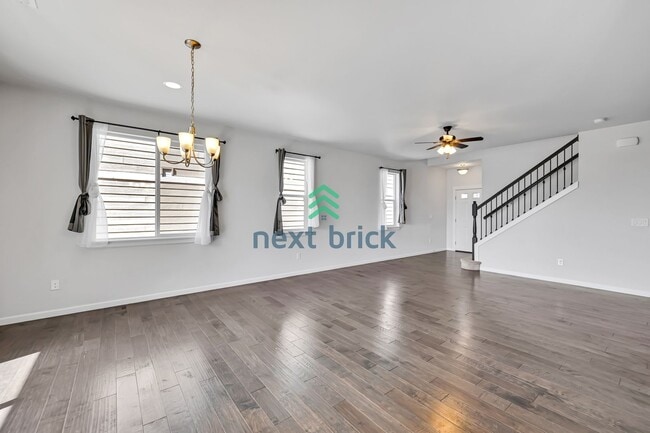 Building Photo - Spacious 5 bedrooms and 3 bathrooms Cul-de...
