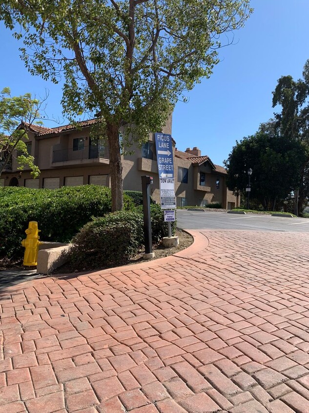 Foto del edificio - Won't last! Spacious 1 bd/1 bath with deta...
