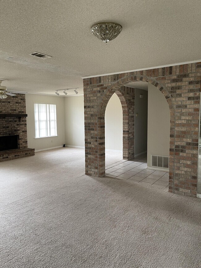 Building Photo - 12081 Longwood Dr