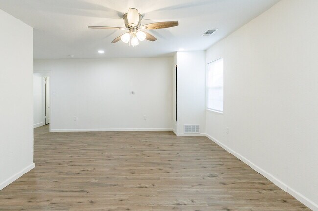 Foto del edificio - Newly Remodeled Duplex with Modern Touches...