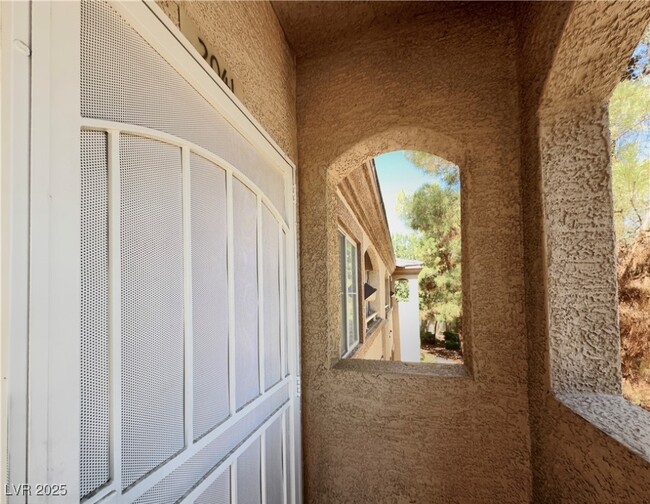 Building Photo - 3400 Cabana Dr
