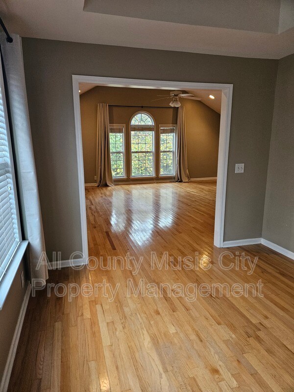 Foto del edificio - 425 Chamberlain Park Ln