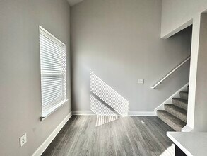 Lexi-Living space - 200 5th Apartments